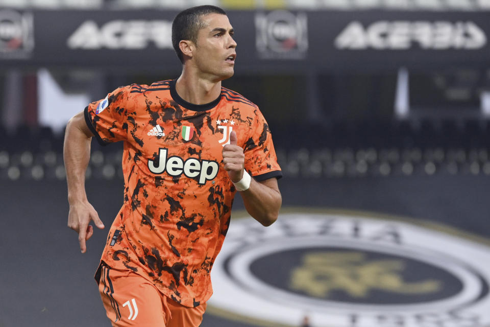 Cristiano Ronaldo festeja tras anotar un gol de penal para la Juventus en el partido contra Spezia por la Serie A italiana, el domingo 1 de noviembre de 2020, en Cesena. (Massimo Paolone/LaPresse vía AP)