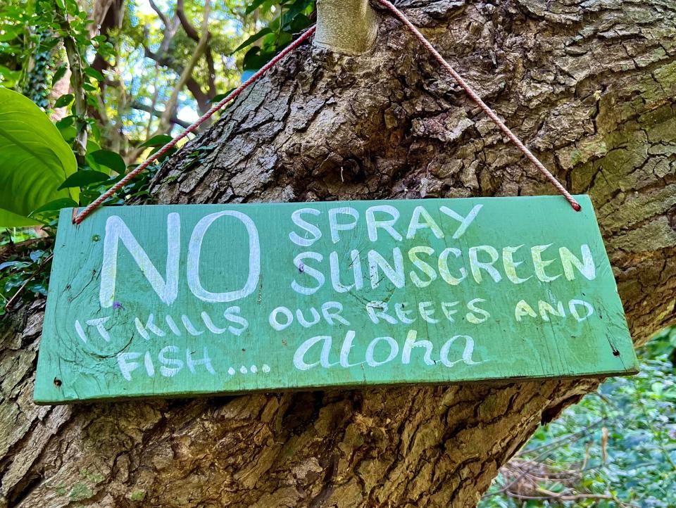 a sign saying no spray sunscreen