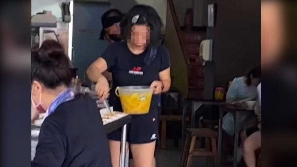 台南某間蝦仁飯遭控女老闆娘沒戴口罩就夾菜。（圖／翻攝自爆料公社）