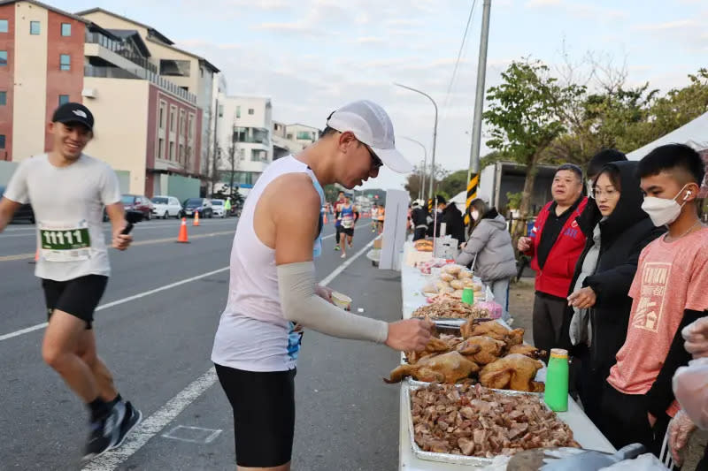 ▲台南古都馬拉松於賽道17.5公里處設有的美食小吃大道，提供烤雞、豬腳、蜂蜜滷味及現打果汁等多樣特色美食小吃。（圖／臺南市政府提供）