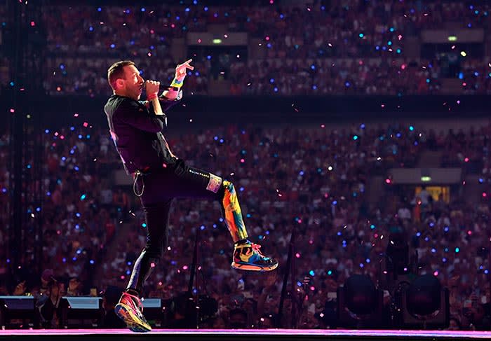 Chris Martin ha revolucionado a sus fans al mostrar una ecografía de un bebé en uno de sus conciertos