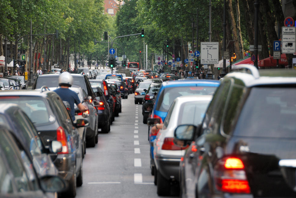 <p>Wir Deutschen verbringen rund eine Stunde pro Tag mit dem Weg zur Arbeit. Gerade in Großstädten ist der Nahverkehr mittlerweile aber gut ausgebaut, sodass man zumindest mehr oder minder komfortabel pendelt. (Foto: ddp) </p>