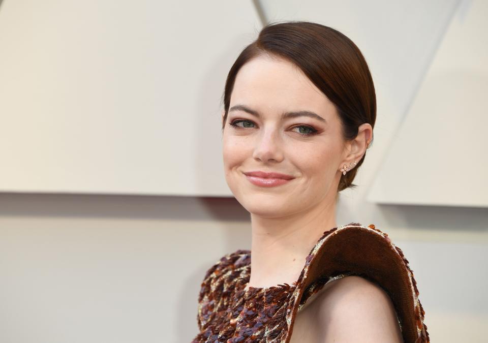 <p>Von rothaarig zu kastanienbraun: Emma Stone überraschte mit frisch gefärbtem Haar, das sie im Sleek Look mit Seitenscheitel trug. Damit lenkte nichts von dem perfekten Make-up in natürlichen Farben ab und gab außerdem den Blick auf ihre vier verschiedenen Ohrringe frei. Ein wenig schien es so, als hätte sie sich mit ihren Kolleginnen abgesprochen, denn mit diesem Styling lag sie voll im Trend, wie andere Beauty-Looks auf dem Red Carpet zeigten. </p>