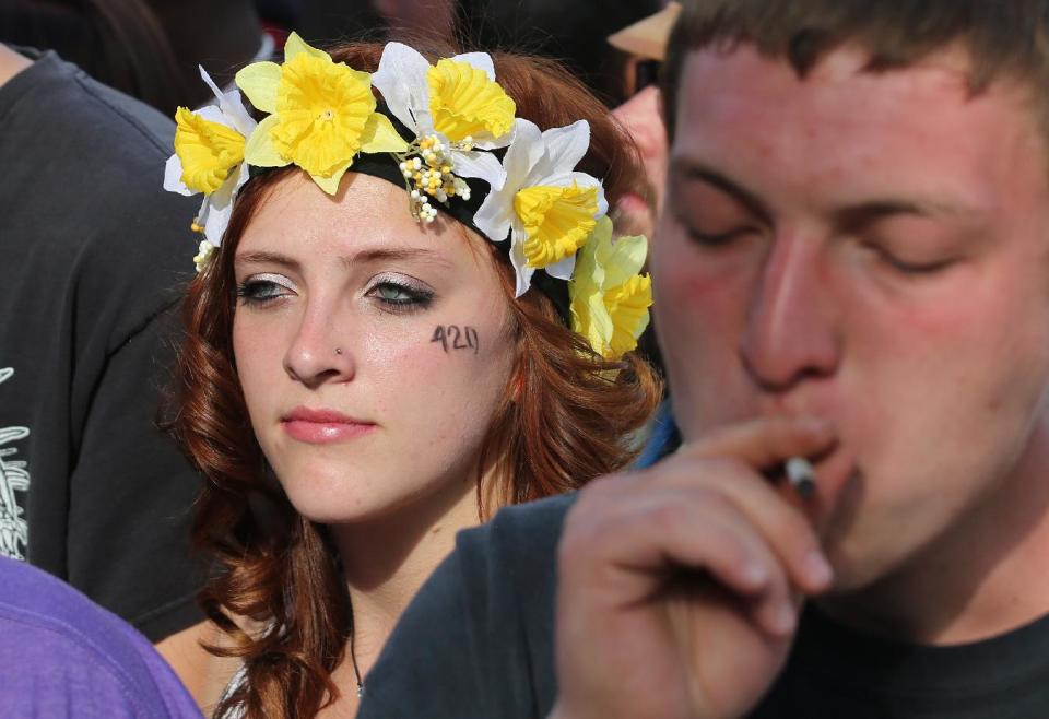 Asistentes escuchan música y fuman marihuana en el segundo de dos días del festival anual 4/20 de celebración de la droga en Denver, Colorado, el domingo, 20 de abril del 2014. (Foto AP/Brennan Linsley)