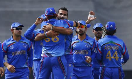 Afghanistan's bowler Dawlat Zadran (C, facing camera) reacts with teammates after Nawroz Mangal caught out Australian batsman Aaron Finch during their Cricket World Cup match in Perth March 4, 2015. REUTERS/David Gray