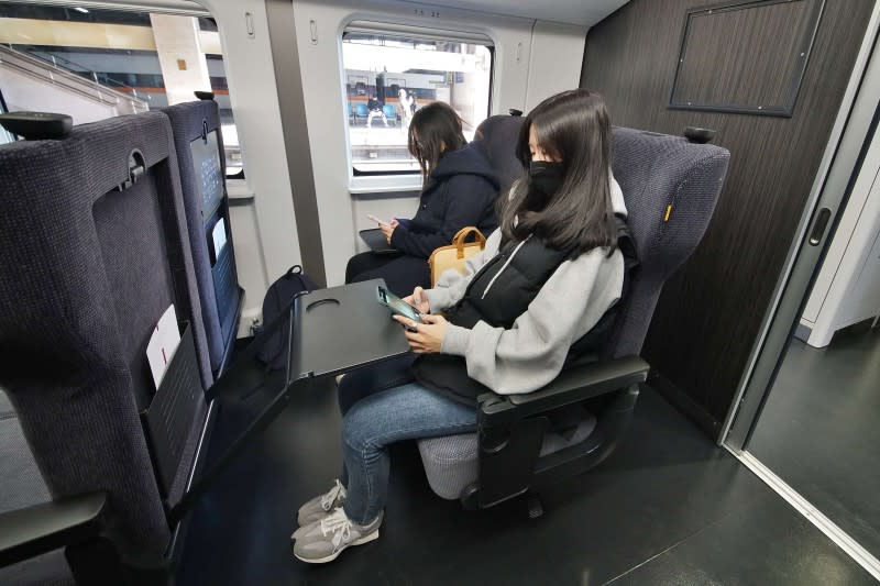 20211203-台鐵新購EMU3000型城際列車於3日開放媒體參訪，每列車配備一節商務車廂「騰雲座艙」座位比一般車廂更為寬敞舒適。（盧逸峰攝）