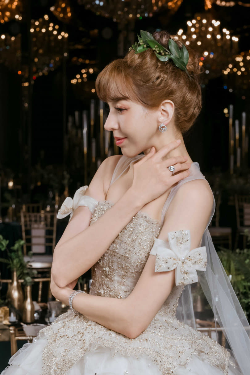 婚紗禮服、妝髮造型越來越講究客製化的配件裝飾。（圖／SJ wedding鯊魚婚紗婚禮影像團隊）