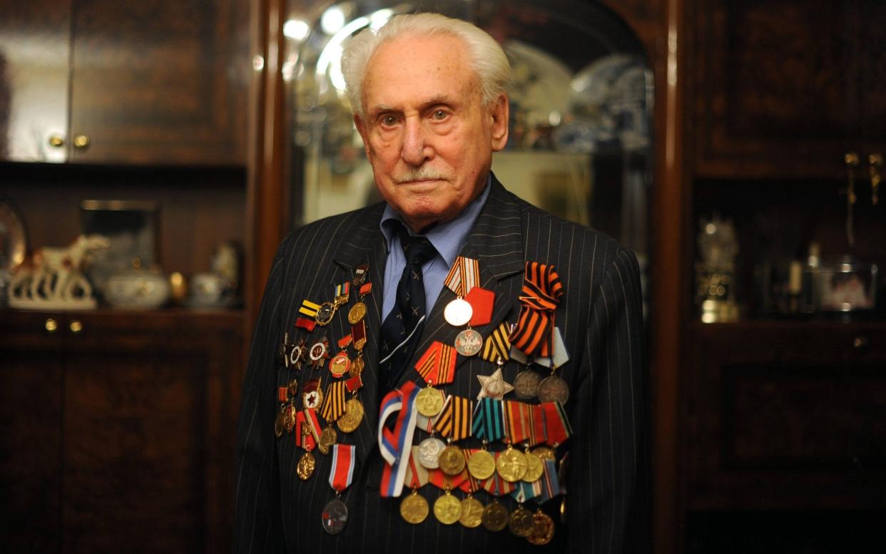 David Dushman at home in Munich in 2015 with his military and sporting medals - Sueddeutsche Zeitung/Alamy