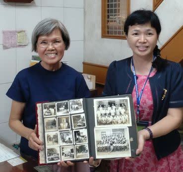 林園圖書分館主任李文娟（右）與現年八十歲的退休老師陳幸香（左）合影。（記者黃福鎮攝）