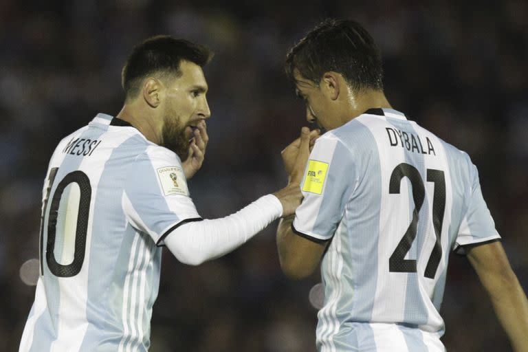 Nunca pudieron ser socios en la selección: Lionel Messi y Paulo Dybala, en una charla futbolera