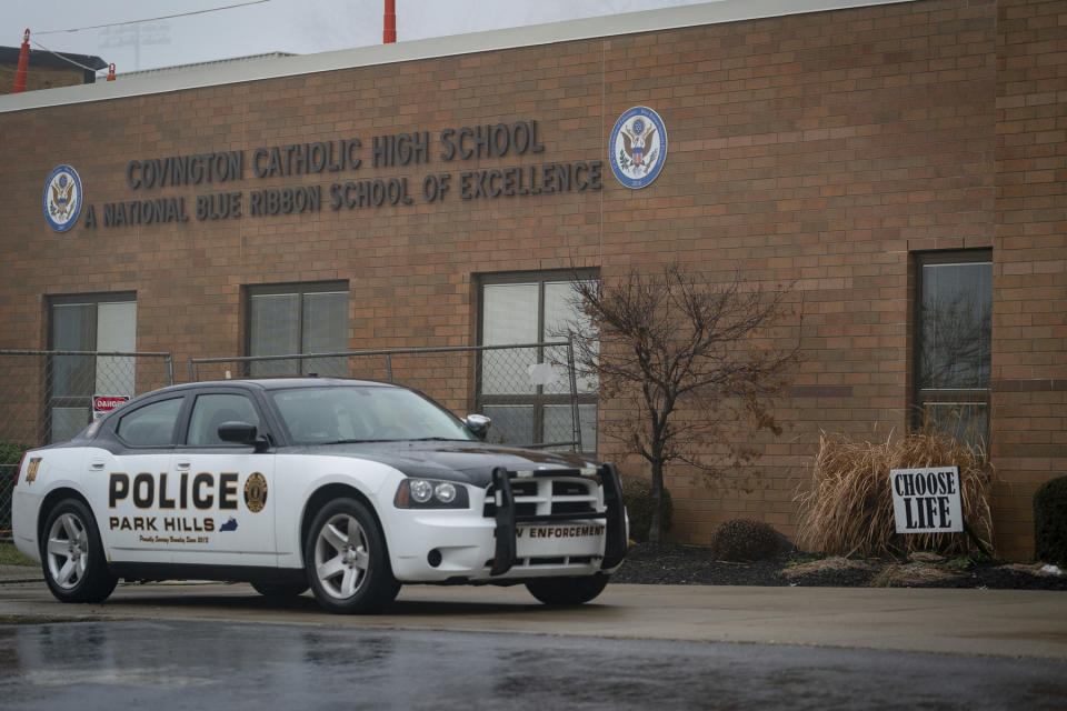 Un auto de la policía custodia la entrada de la Covington Catholic High School en Kentucky. (Foto: AP)