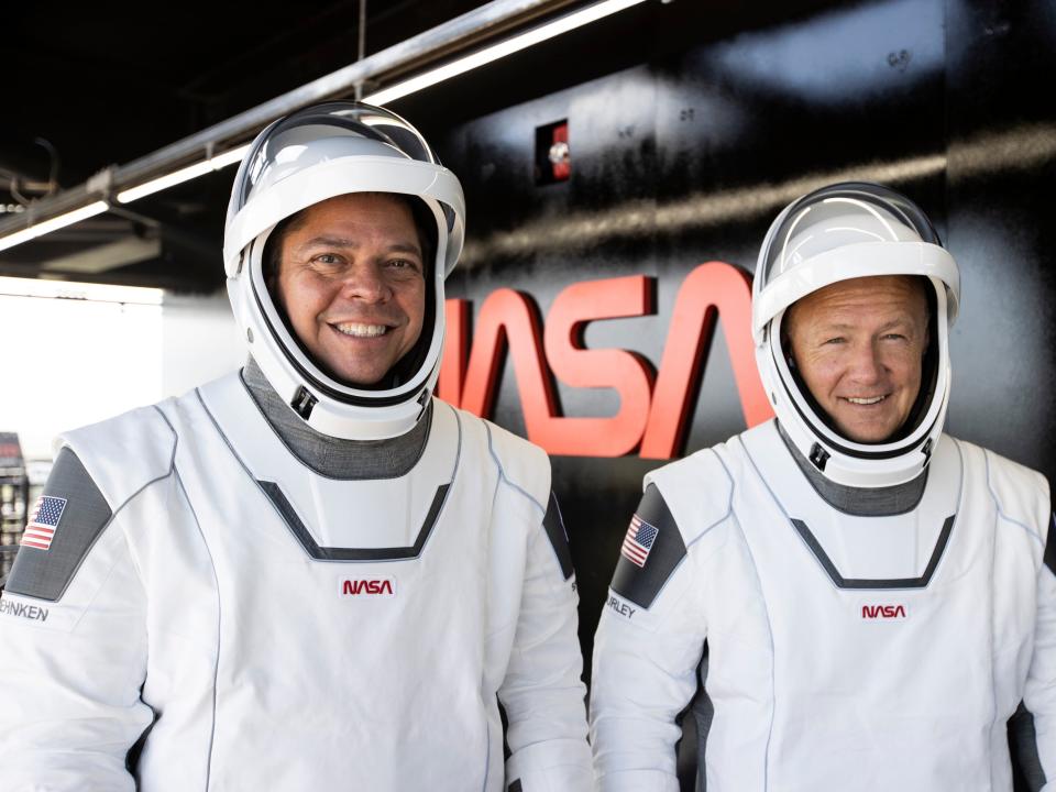 nasa astronauts doug hurley bob robert behnken spacesuits launch complex 39a spacex demo2 demo 2 crew dragon test flight dress rehearsal may 23 2020 EYvN3ynVcAETZUx