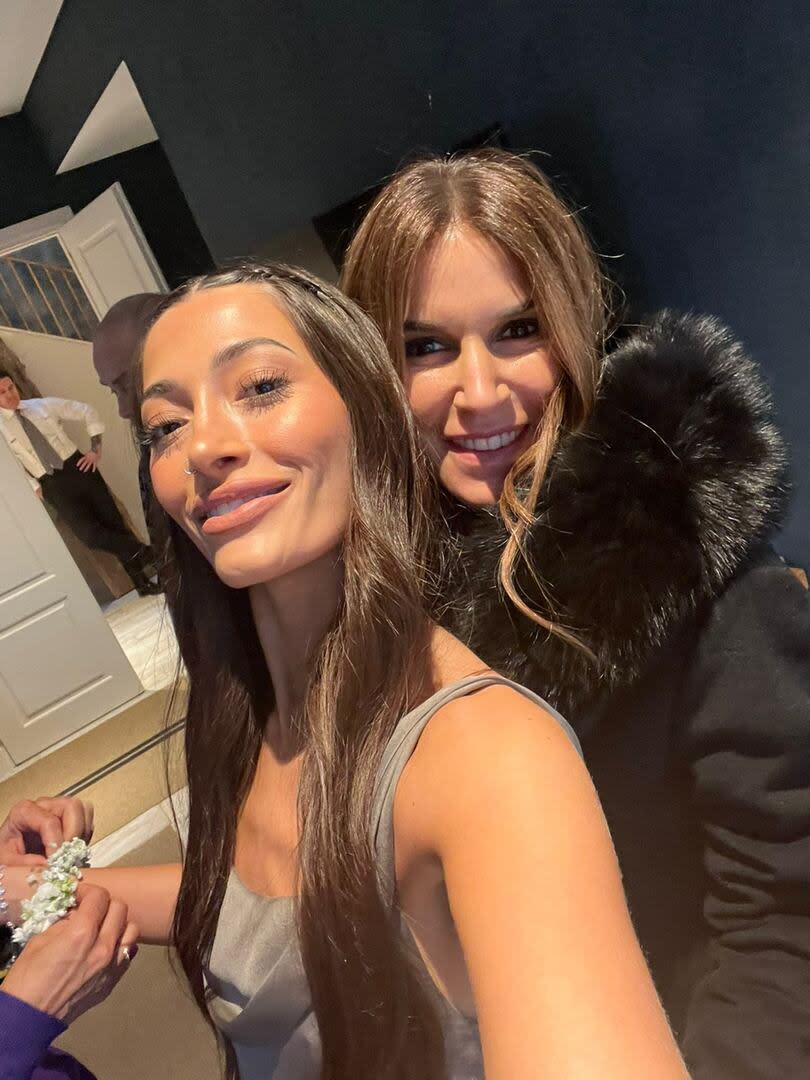 La menor de los Sabatini, Tiziana con Vicky Miranda. Fue una de las damas de honor en el casamiento de su hermana con Dybala, y llevó un vestido gris diseñado por la estilista: 