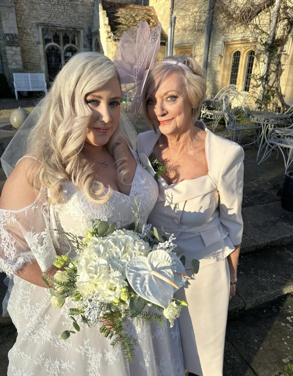 Freya (left) and her mum, Theresa, who read out the touching card at the wedding. (Freya Rosati/SWNS)