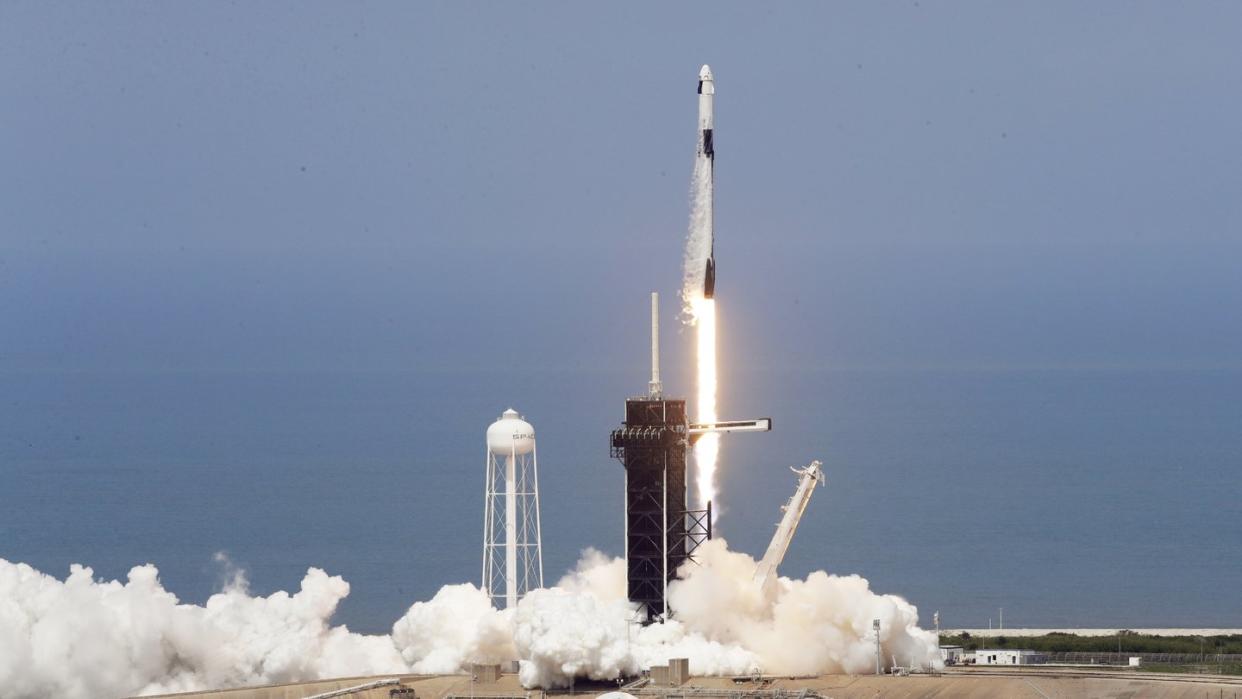 Die SpaceX «Falcon 9»-Rakete mit den NASA-Astronauten Robert Behnken und Douglas Hurley in der Besatzungskapsel hebt von der Startrampe 39-A im Kennedy Space Center ab.