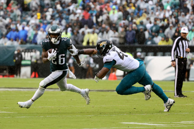 Eagles stay undefeated thanks to five Jaguars turnovers