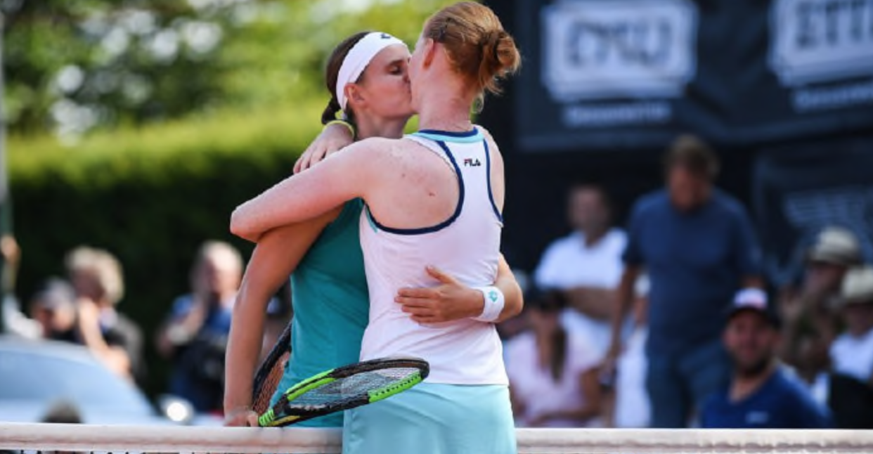 El beso entre la pareja Alison Van Uytvanck y Greet Minnen.