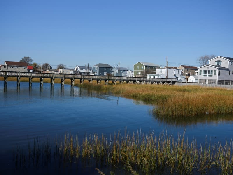 Casas elevadas en el barrio de Broad Channel de Queens, en la ciudad de Nueva York, EEUU, el 2 de noviembre de 2019