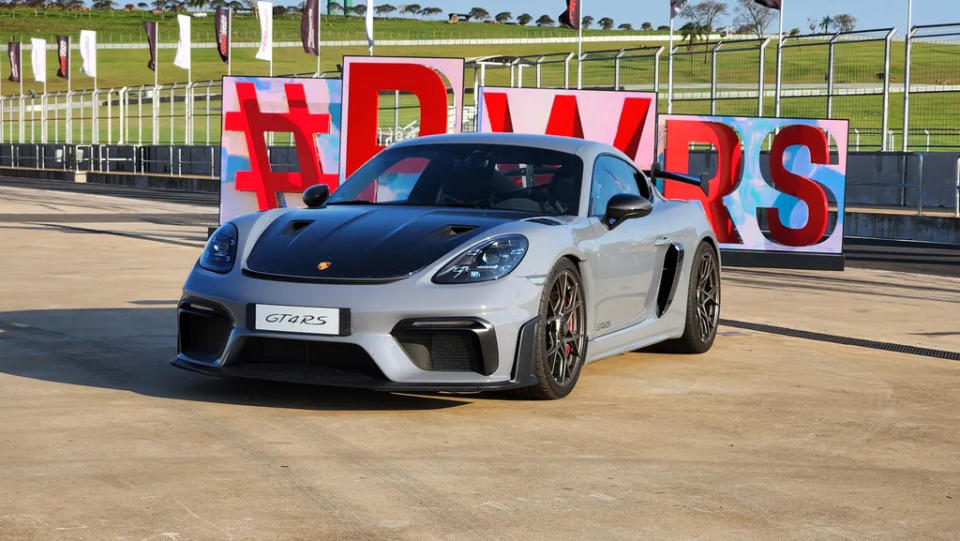 Der 718 Cayman GT4 RS ist ein echtes Biest auf der Strecke (Bild: Felipe Ribeiro/Canaltech)