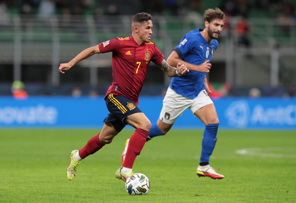 Yéremi Pino conduce el balón en su debut con España. (Foto: Emilio Andreoli / UEFA / Getty Images).