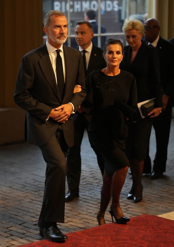 Letizia con vestido negro en la recepción de Buckingham