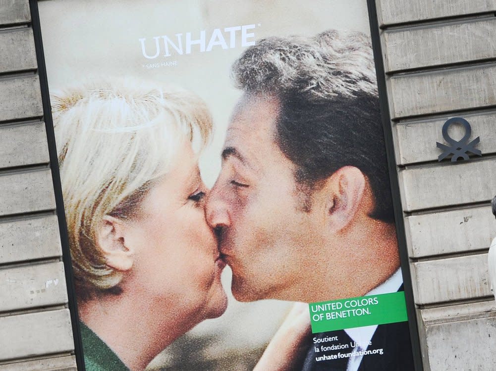 Benetton warb vor einigen Jahren mit Kussfotos von zahlreichen Prominenten. Hier abgebildet: Angela Merkel und Nicolas Sarkozy. (Bild: imago stock&people)