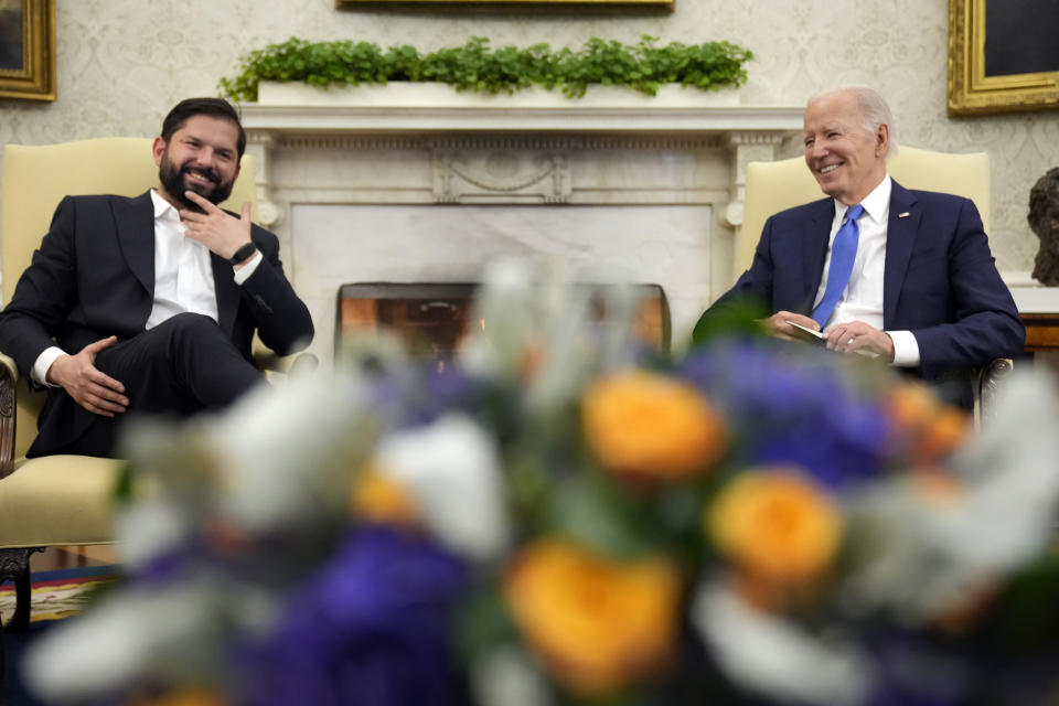 El presidente estadounidense Joe Biden (derecha) sonríe durante una reunión con su homólogo chileno Gabriel Boric en la Oficina Oval de la Casa Blanca, el jueves 2 de noviembre de 2023, en Washington. (AP Foto/Andrew Harnik)