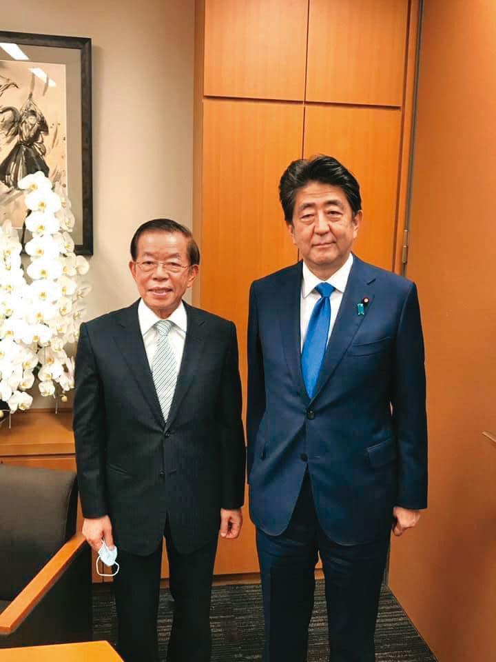 謝長廷（左）與日本已故前首相安倍晉三（右）私交甚篤。（翻攝謝長廷臉書）