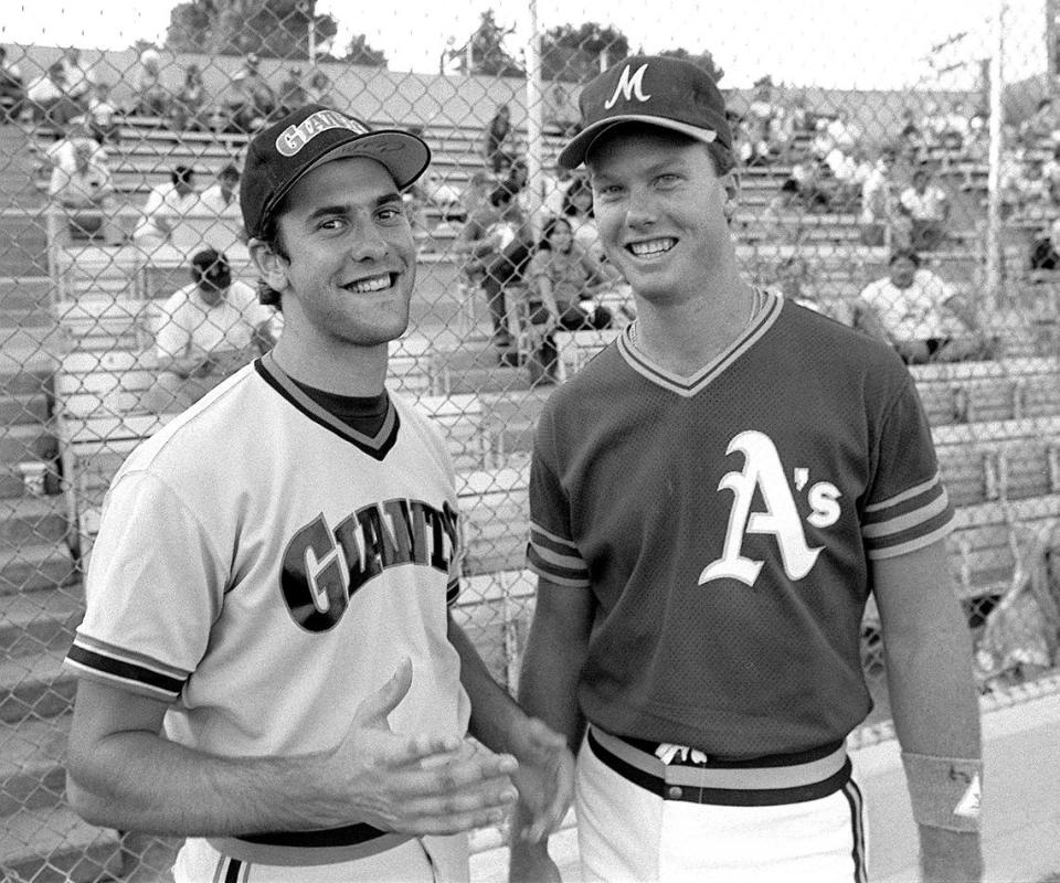 Mark McGwire, a la derecha, y Will Clark, excompañeros del equipo olímpico de 1984, se enfrentaron en el John Thurman Field de Modesto un año después.