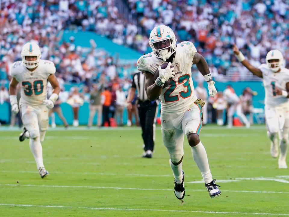 Jeff Wilson Jr. runs free against the Cleveland Browns.