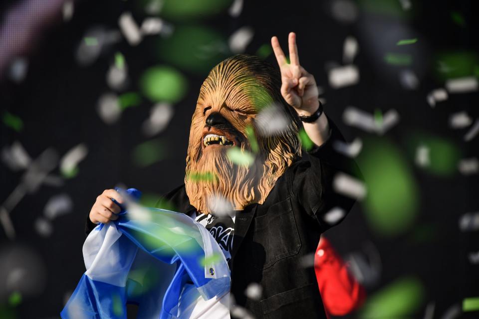 Lewis Capaldi arrives on stage at Glasgow's TRNSMT festival in the comedy Chewbacca mask. (Getty Images)