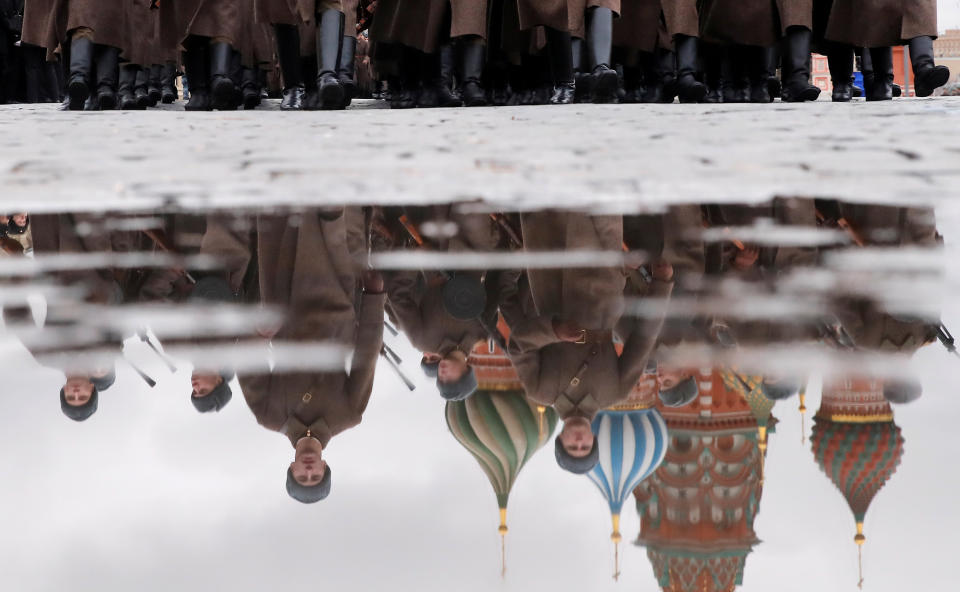 El reflejo en un charco de varios de los participantes del desfile militar del 7 de noviembre en la Plaza Roja de Moscú (Rusia) que conmemoraba el aniversario de la histórica marcha de 1941, cuando los soldados soviéticos salieron hacia el frente en la Segunda Guerra Mundial. (Foto: Maxim Shemetov / Rusia).