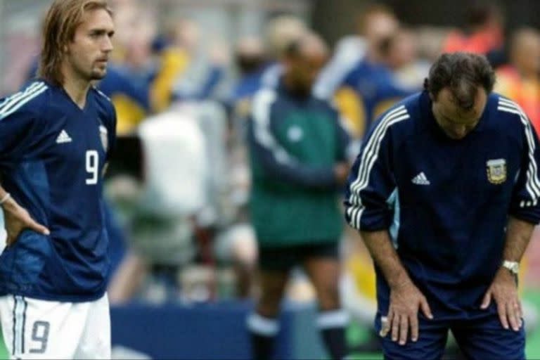 Batistuta y Bielsa, pura frustración en la eliminación en primera rueda en Corea-Japón 2002