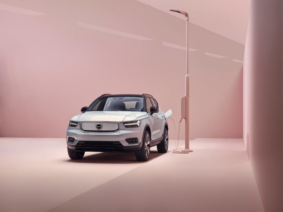 259200_Volvo_XC40_Recharge_P8_AWD_in_Glacier_Silver.jpg