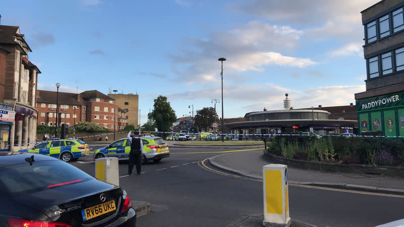 La station de métro Southgate à Londres. "Un petit nombre de personnes" ont reçu une assistance médicale après une explosion de faible puissance à la station de métro Southgate dans le nord de Londres, a annoncé la police britannique, ajoutant que l'explosion ne semble pas liée au terrorisme. /Photo diffusée sur les réseaux sociaux le 19 juin 2018/REUTERS/Deborah Pratchett