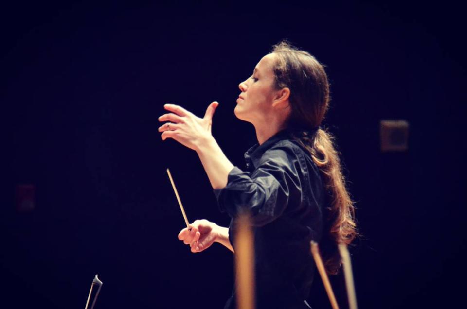 Jessica Cottis is one of several guest conductors that is appearing with the Charlotte Symphony during its 2022-23 season.