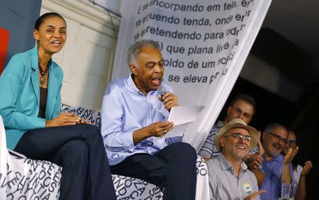 Brazilian singer Gilberto Gil sings a song he composed for presidential candidate Marina Silva (L) of the Brazilian Socialist Party (PSB) during a meeting with artists and intellectuals at a campaign rally in Rio de Janeiro, in this file picture taken September 17, 2014. REUTERS/Ricardo Moraes/Files