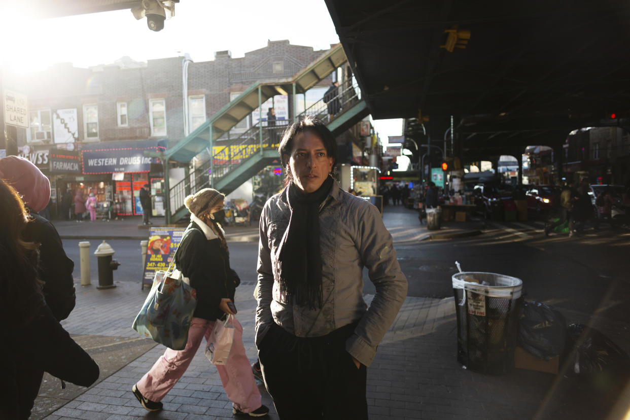 Ismael Guevara, quien llegó a la ciudad de Nueva York hace dos meses y encontró trabajo en una peluquería, en Queens, el 21 de diciembre de 2022. (Rengim Mutevellioglu/The New York Times)