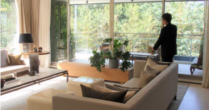 「吾疆」一層一戶，客廳具有20米大面寬景觀窗，可盡攬仁愛路樹海美景。圖為2009年預售樣品屋。（圖／報系資料庫）