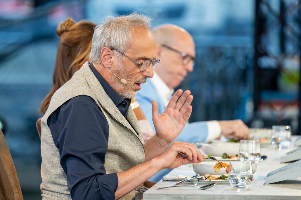 "Das war schon großes Kino." Christian Rach (vorne) war zufrieden, Jana Ina Zarrella (verdeckt) gab Henssler sogar die Bestnote zehn. (Bild: RTL / Markus Hertrich)