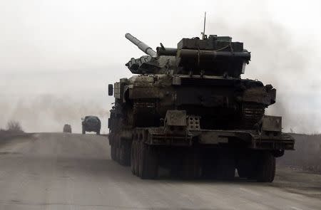 A Ukrainian tank is seen near the eastern Ukrainian town of Debaltseve February 5, 2015. REUTERS/Gleb Garanich