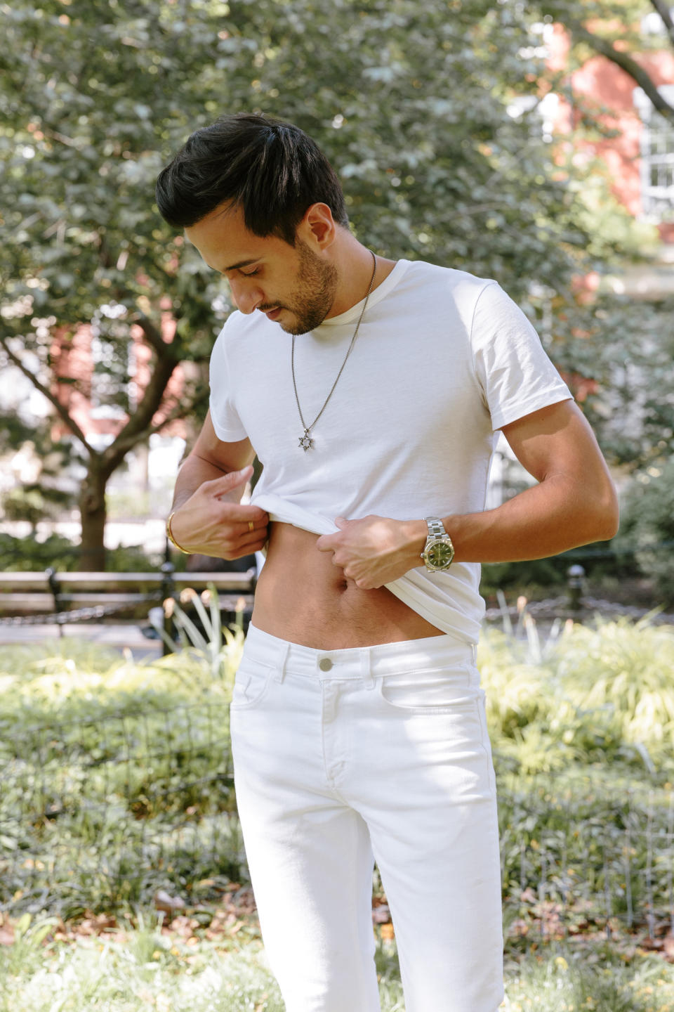 Moti Ankari, de 29 años, en Nueva York, el 20 de mayo de 2021, es un influente de las redes sociales que utiliza un dispositivo para tonificar sus abdominales. (Donavon Smallwood/The New York Times).