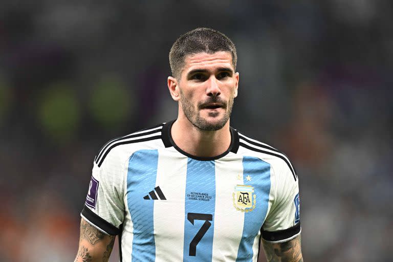 Argentina's midfielder #07 Rodrigo De Paul looks on during the Qatar 2022 World Cup quarter-final football match between Netherlands and Argentina at Lusail Stadium, north of Doha, on December 9, 2022. (Photo by MANAN VATSYAYANA / AFP)