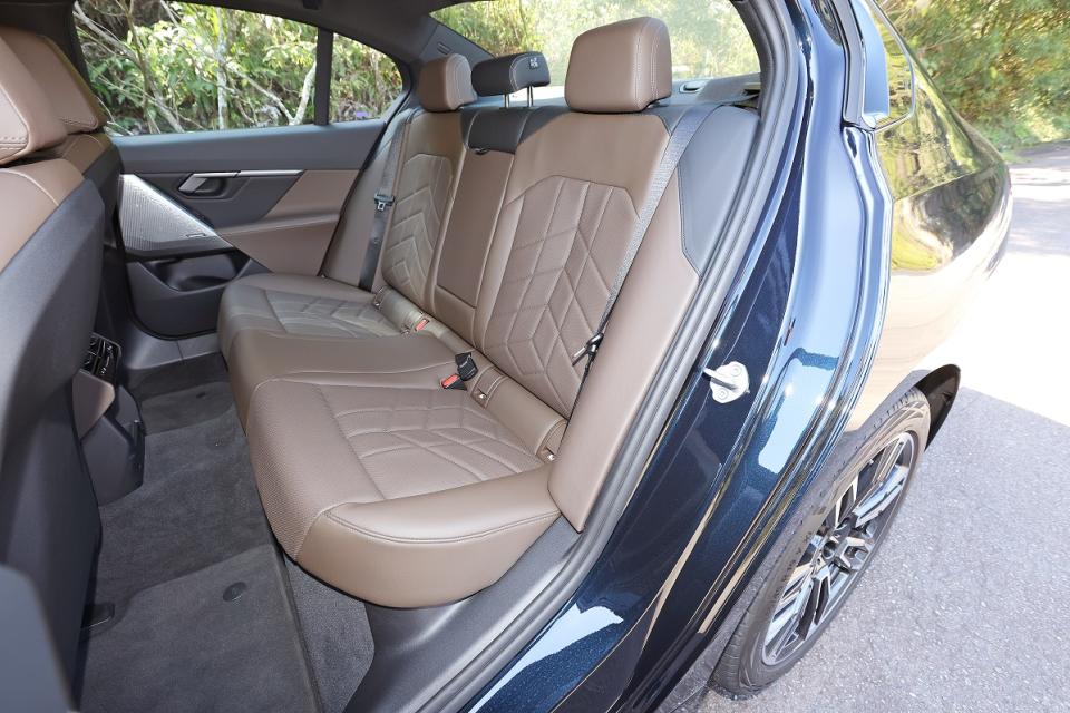 後座綜向空間較舊款車型來得充裕，但車室底板因與i5共用顯得略高、影響坐姿舒適度。