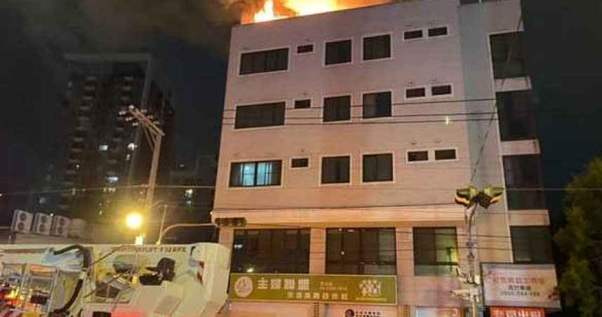 台中市太平區一棟5樓公寓頂樓倉庫因堆放紙箱等易燃物，今晨傳出火警，陷入一片火海，消防員到場搶救。（圖／讀者提供）