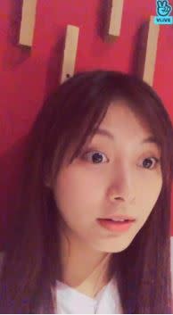 周子瑜在知道自己牙縫有菜渣後，先是瞪大了眼睛。（圖片翻攝自TWICE VLIVE）