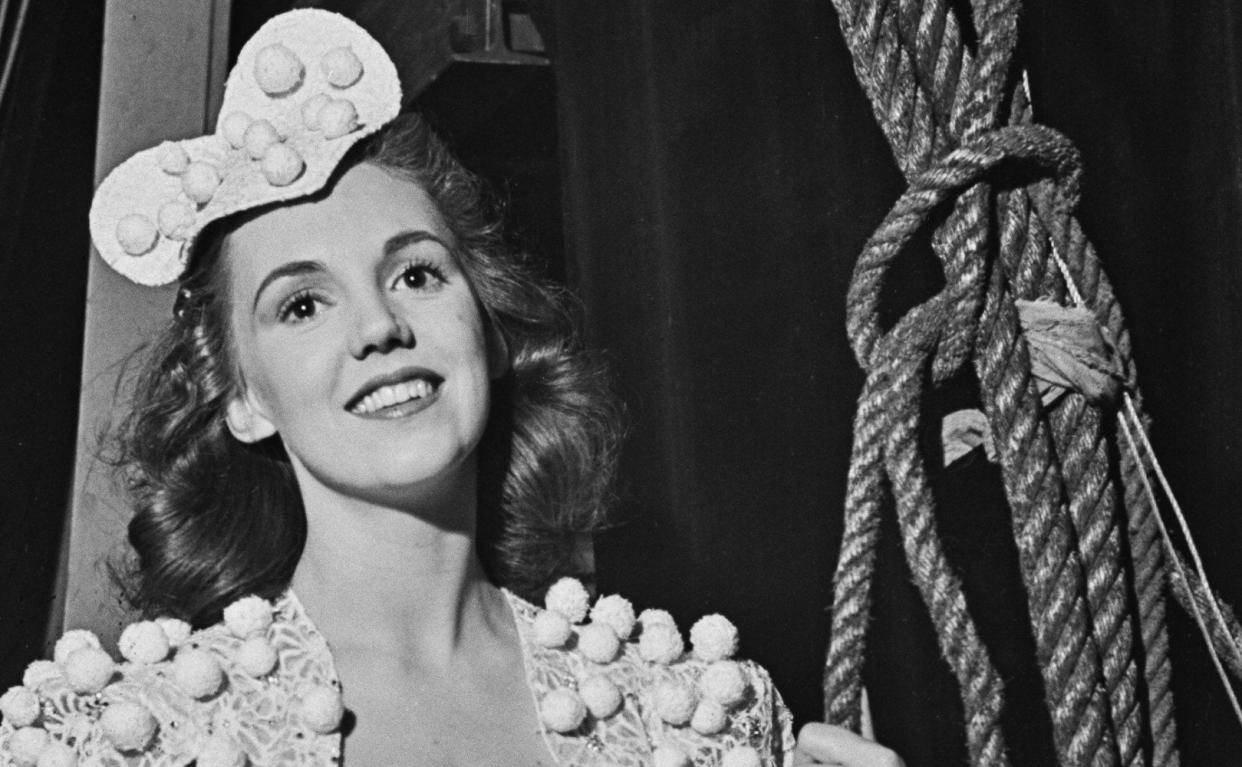 Carol Raye backstage prior to performing a song in the variety show Fun and Games at the Princes Theatre, Shaftesbury Avenue, London, August 1941 - Smith/Popperfoto via Getty Images 