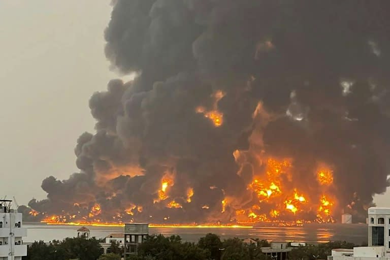 Una foto proporcionada por el Centro de Medios de Comunicación de los rebeldes hutíes muestra un enorme incendio tras los ataques en la ciudad portuaria de Hodeida, en el oeste de Yemen, el 20 de julio de 2024 (-)