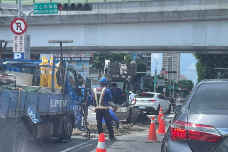 ▲網友無奈表示，同一個路段反覆施工，導致道路壅塞。（圖／翻攝爆廢公社）