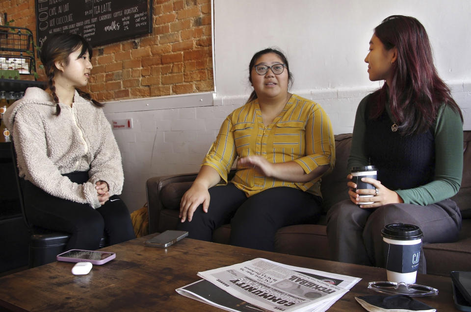 Las codirectoras de UNC for Affirmative Action, Christina Huang, Joy Jiang y Adela Zhang, discuten planes para un mitin en respaldo de la acción afirmativa en las matrículas universitarias el 24 de octubre de 2022 en Chapel Hill, Carolina del Norte. (AP Foto/Hannah Schoenbaum)